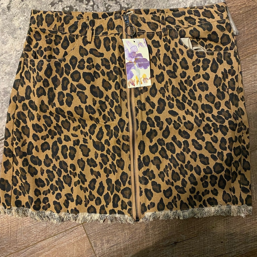 Brand new designer boutique skirt!! Size medium!!